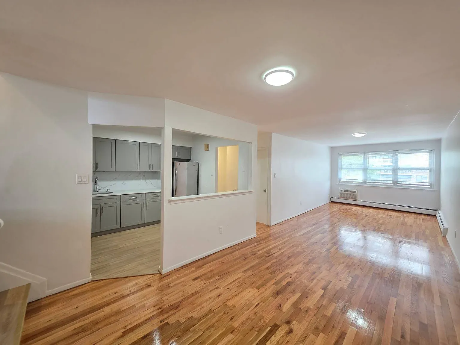 3 bed, 1.5 bath, 1080 sqft, $3,000 — Photo 2