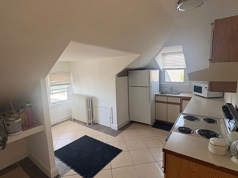 Kitchen - electric stove, dishwasher, fridge & microwave included