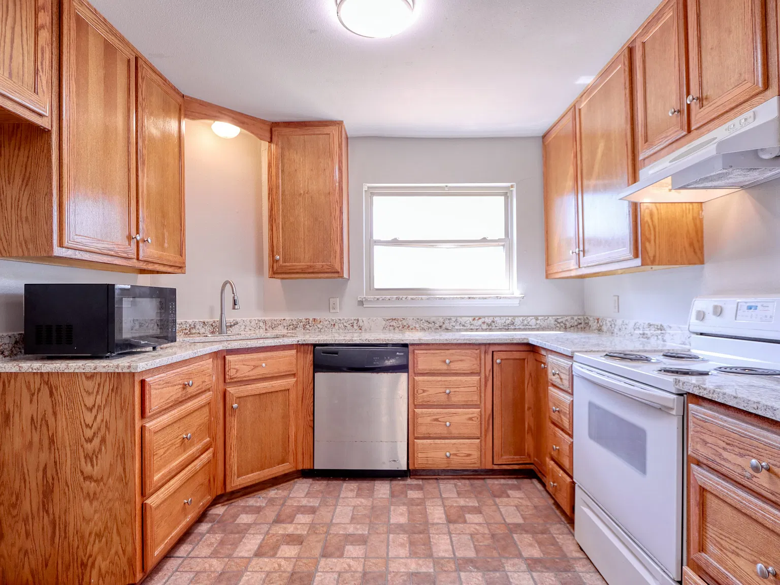 3 bed, 1405 sqft, $1,655 — Photo 3