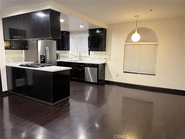 329 Genoa St #D — Photo 11