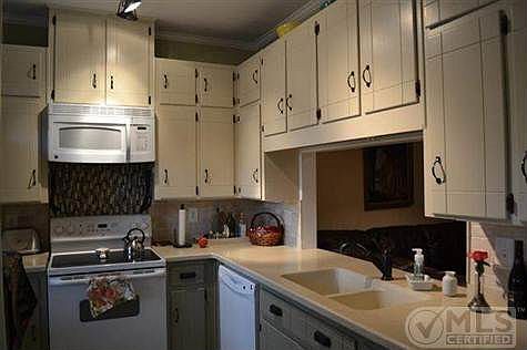 2nd image of 479 E Van Buren St