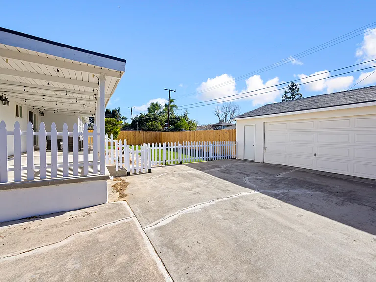 18132 Rainier Dr — Photo 35