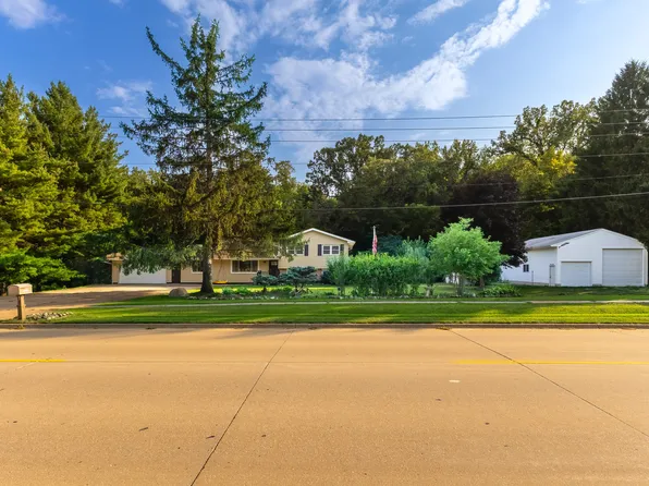 6655 Crow Creek Rd, Bettendorf, IA 52722