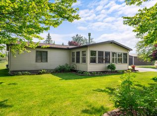 77 W Vfw Rd, Cheboygan, MI 49721