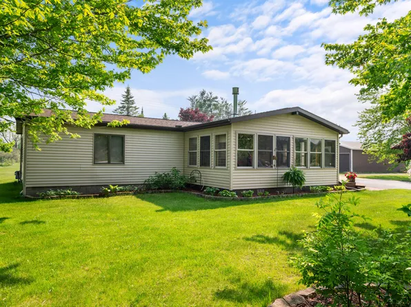 77 W Vfw Rd, Cheboygan, MI 49721