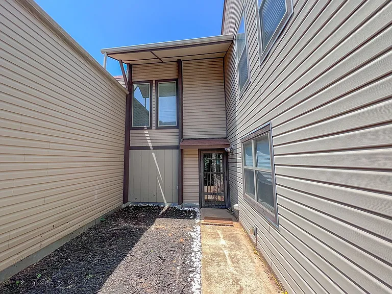 12021 Hawthorne Ln — Photo 2