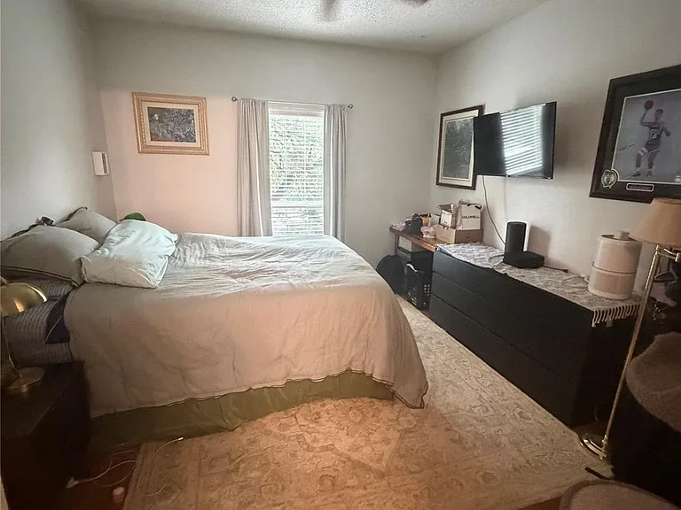 114 E 31st St #204 — Photo 4