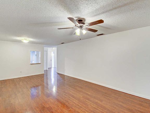 5th image of 121 Conaskonk Cir