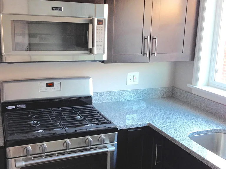 133 Stanton Ct W — Photo 2