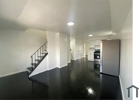 1st image of 1654 Richmond Ter Floor 2