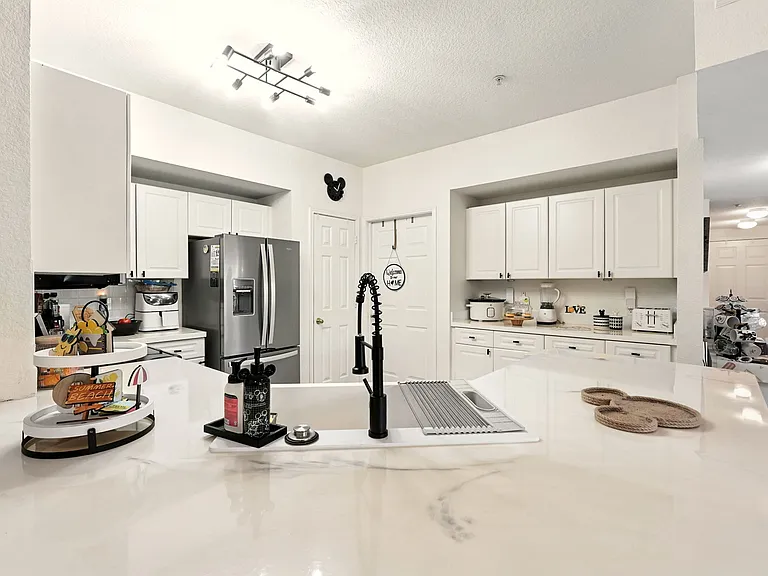 13-web-or-mls-211 Longview Ave 306_13_10212025
