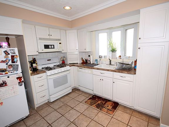 3rd image of 11 Mosely Ave
