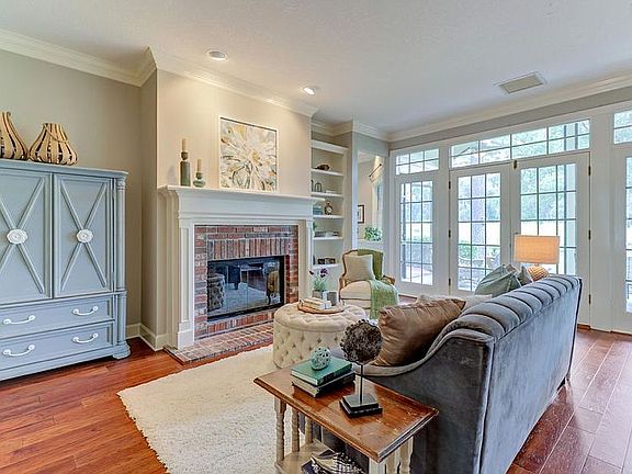 4th image of 2558 Huntington Way