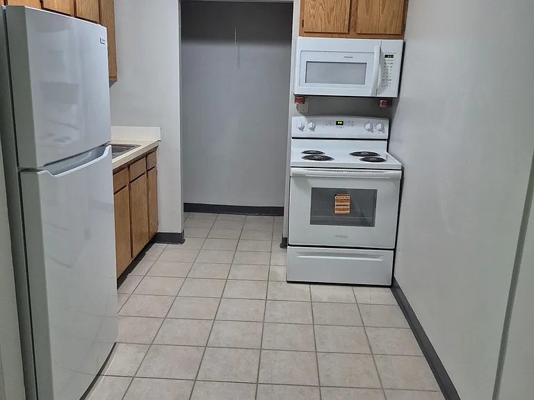 Fairway East Apartments — Photo 9