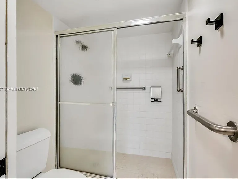 900 SW 125th Way — Photo 10