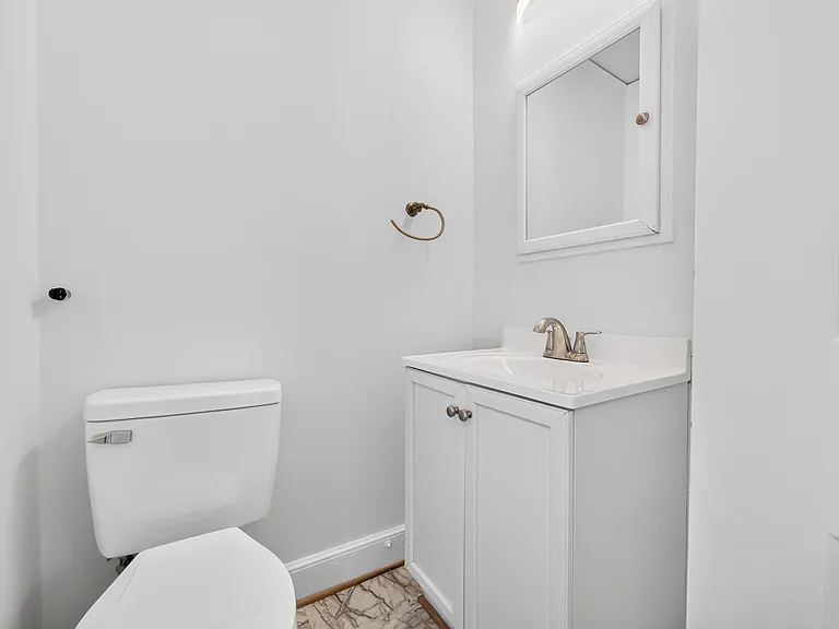 2113 Scott Ave — Photo 3