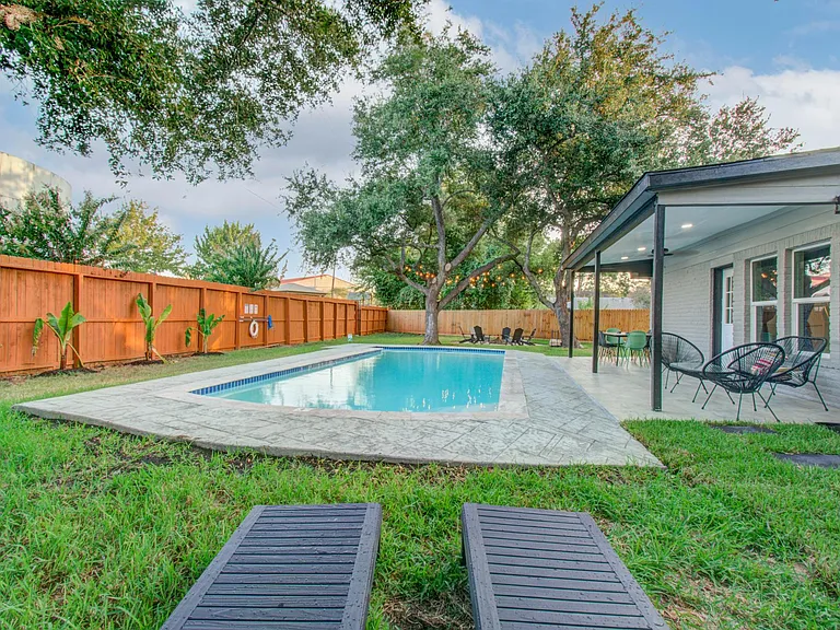 17155 Barcelona Dr — Photo 32