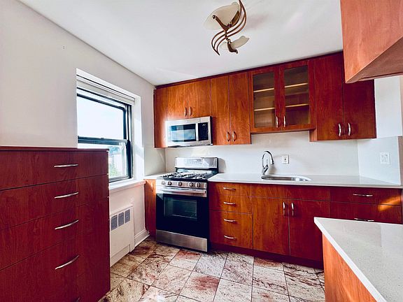 3rd image of 2333 Hudson Ter APT D4