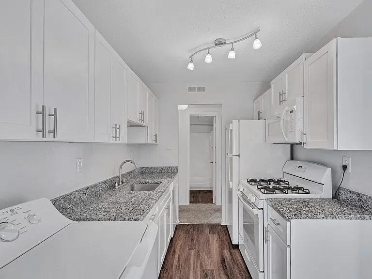 Aston Ridge Apartments — Photo 7