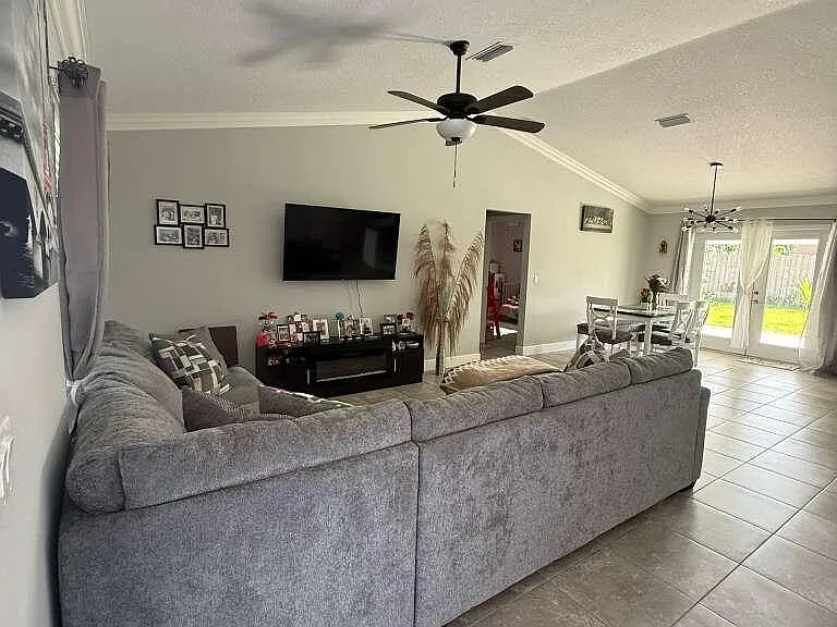 349 NW Hibiscus St — Photo 4