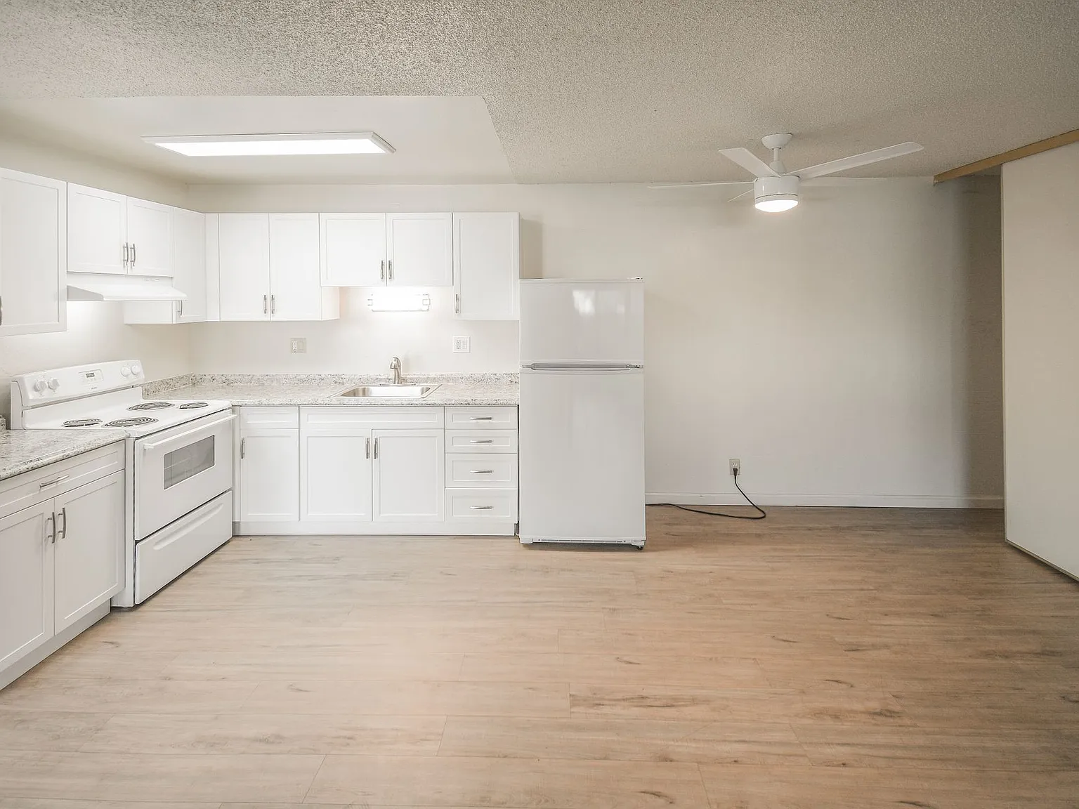 Emerald Bay Apartments — Photo 4
