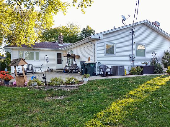 3rd image of 210 E Knob Hill Dr