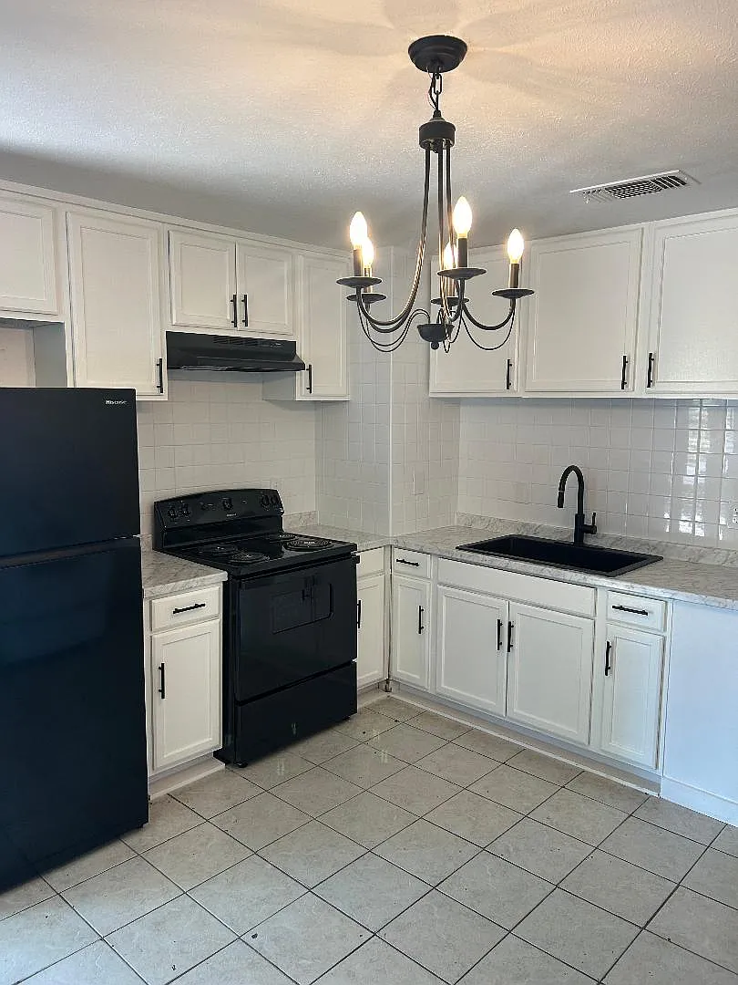 3 bed, 1114 sqft, $1,350 — Photo 2