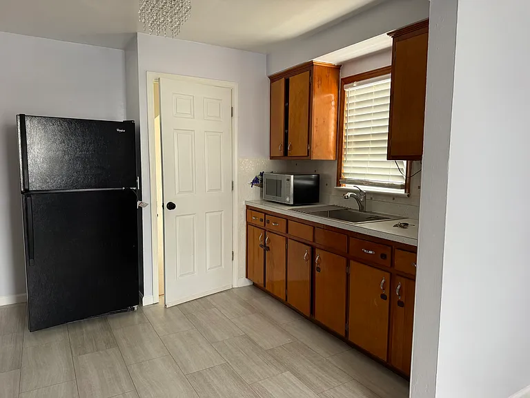 1011 Parkleigh Dr — Photo 4
