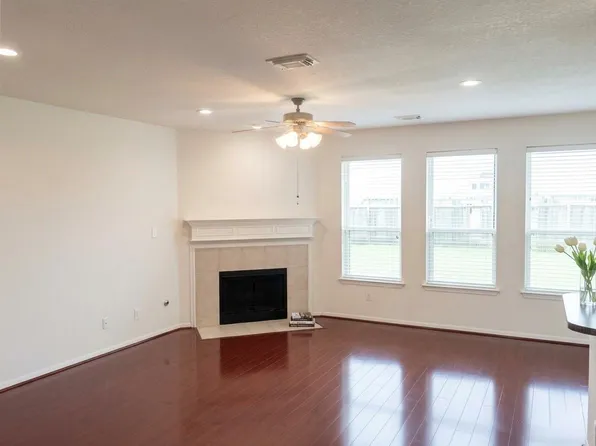 2032 Creek Shore Ln, Pearland, TX 77581