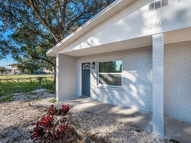5106 E Columbus Dr — Photo 2