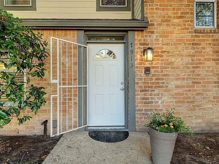 7913 Ellinger Ln — Photo 2