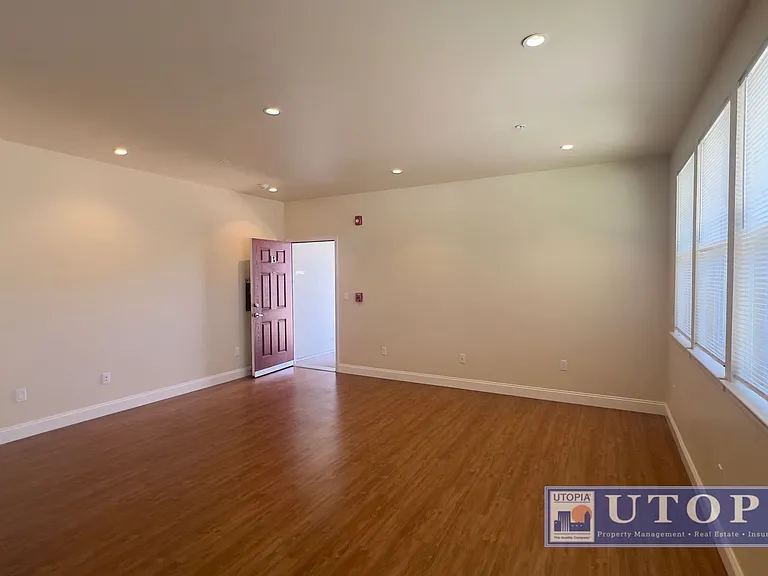 SCZ T 727 Frederick Street — Photo 3