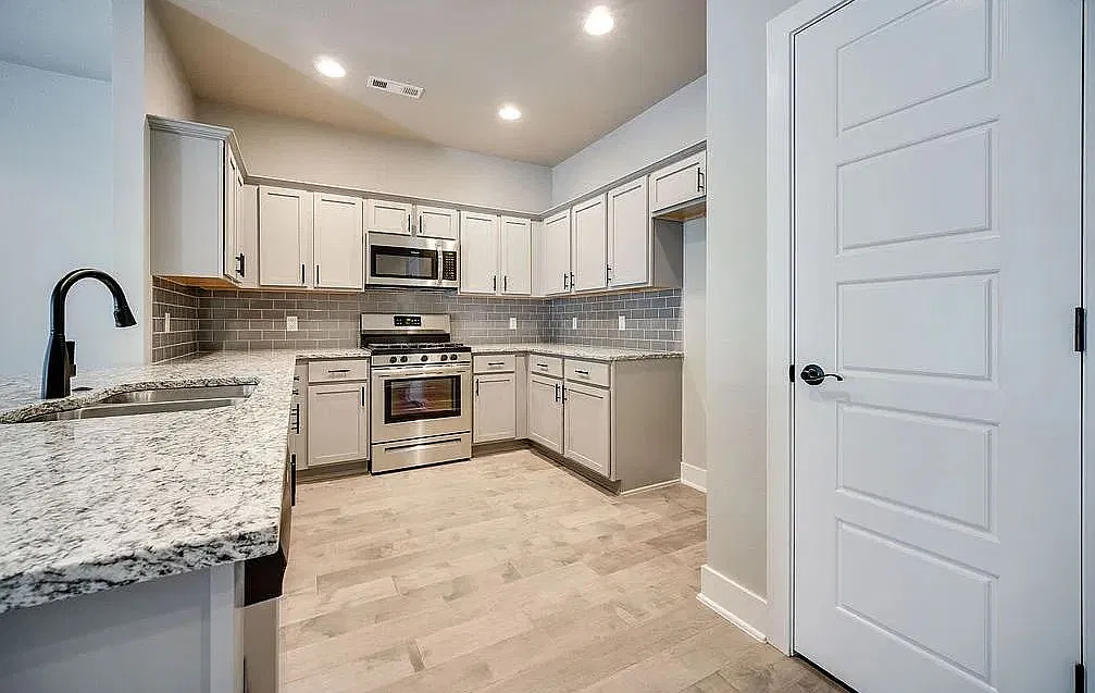 3 bed, 2.5 bath, 2005 sqft, $2,800 — Photo 4