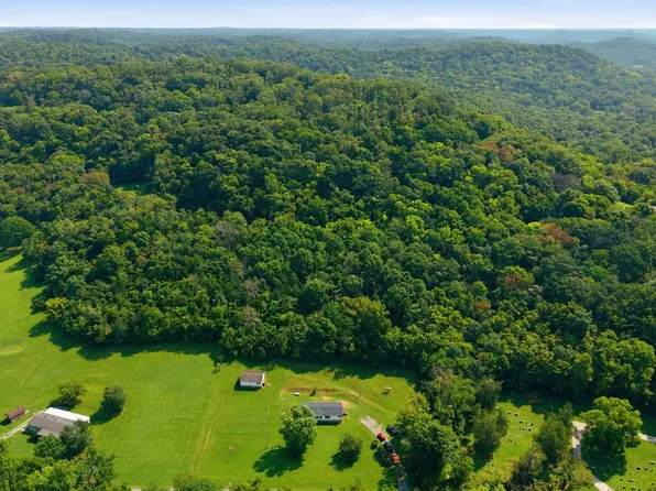 1305 Wolf Hill Rd, Bethpage, TN 37022