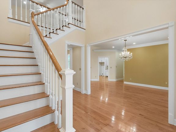 4th image of 825 Dennis Ave