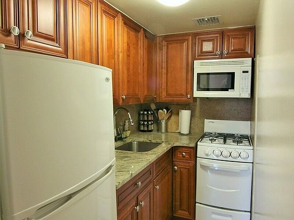 4th image of 102 W 76th St APT 2F