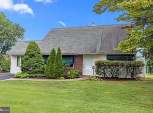 238 Quincy Dr, Levittown, PA 19057