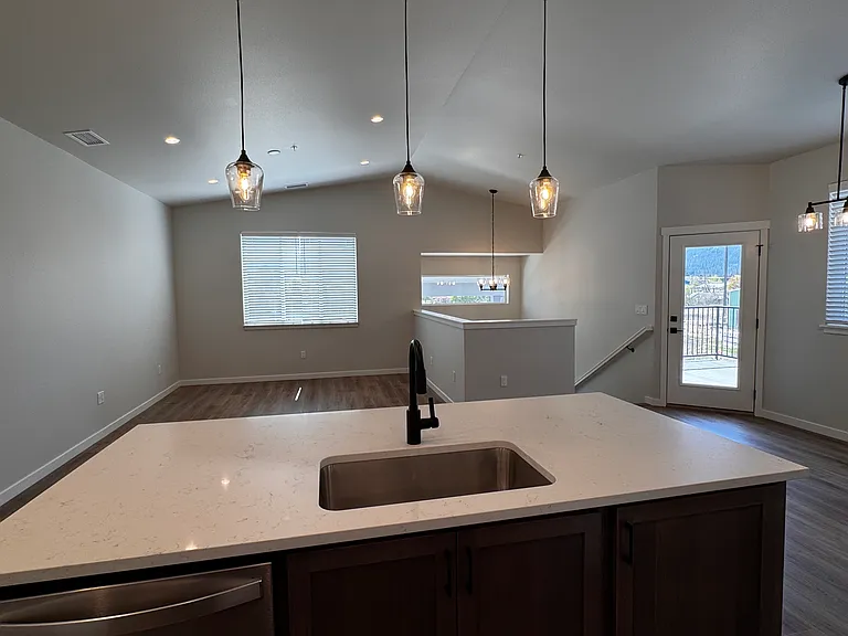 896 E Railroad Ave — Photo 4