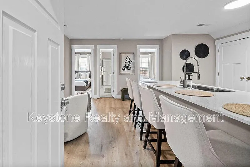 2 bed, 1.0 bath, 793 sqft, $215 — Photo 2