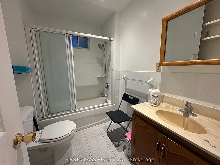 2471 Gerrard St E — Photo 5