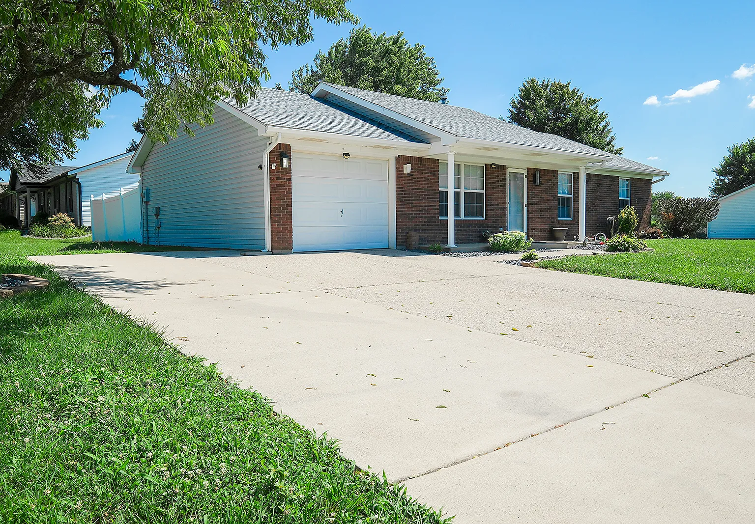 3 bed, 1227 sqft, $2,050 — Photo 2