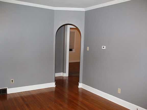 13.5 x 17' Living Rm into Bedrooms