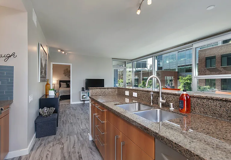 321 10th Ave #302 — Photo 9