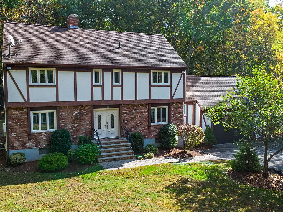 23 Golden Oaks Dr