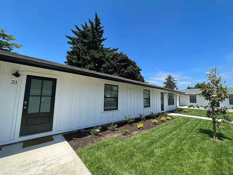 3405 SE Harvey St — Photo 2