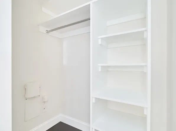 160 Riverside Boulevard image 12 of 14