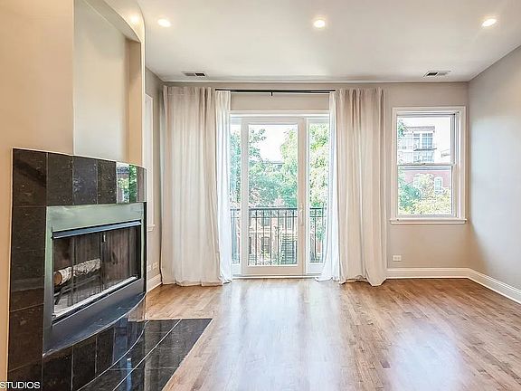 3rd image of 1947 N Wilmot Ave #2