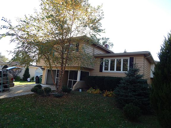 5th image of 621 E Saint Charles Pl