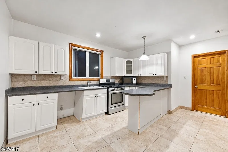 4 bed, 2.0 bath, $2,500 — Photo 3