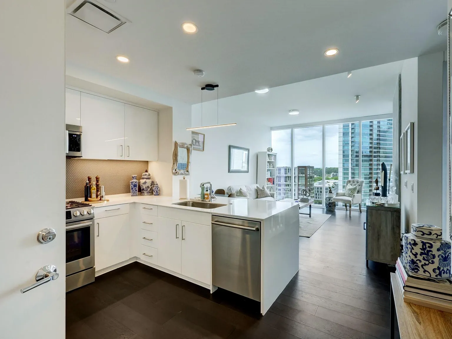 1 bed, 1.0 bath, 697 sqft, $3,400 — Photo 3